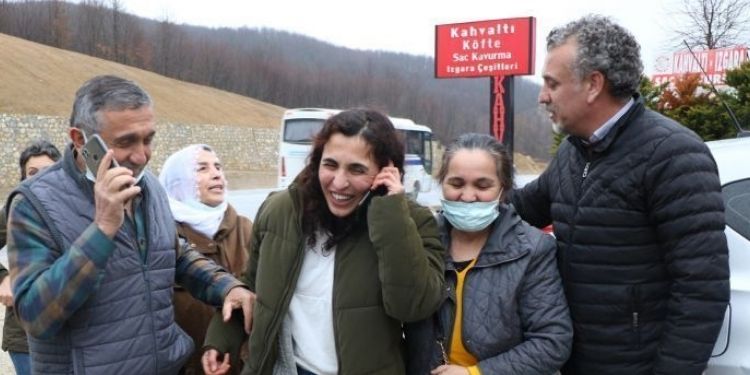Polis, gözaltındaki kişiyi mizansen çekimle yakaladı! Polis, gözaltındaki kişiyi mizansen çekimle yakaladı!