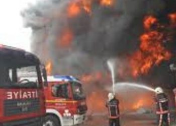 Tuzla tersanede bulunan bir gemide yangın çıktı Tuzla tersanede bulunan bir gemide yangın çıktı