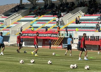 Aksarayspor-Amedspor maçı: Statta “Ölürüm Türkiyem” şarkısı çalındı