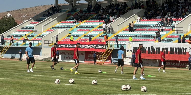 Aksarayspor-Amedspor maçı: Statta “Ölürüm Türkiyem” şarkısı çalındı