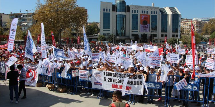 Emeklilerden miting: Sizin Orta Vadeli Program’ınız varsa emeğinde mücadelesi var
