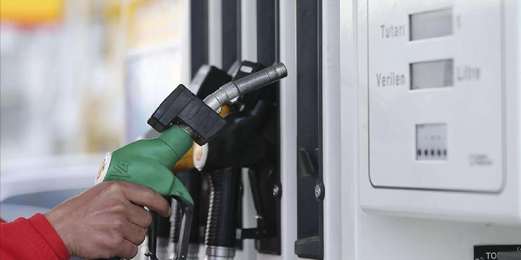 Benzine zam yapıldı Benzine zam yapıldı