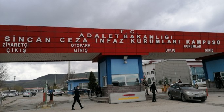 Gazeteci Müftüoğlu’na kelepçeli muayene dayatması Gazeteci Müftüoğlu’na kelepçeli muayene dayatması
