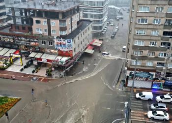 Samsun’da sel: Ev ve iş yerlerini su bastı