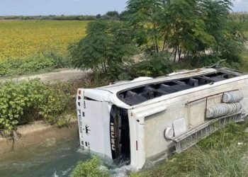 Tarım işçilerini taşıyan minibüs devrildi: 10 yaralı