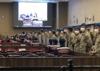 Edremit’te moloz dökümü yapılan sazlık alanda çıkan yangın sonucu 10 dönümlük alan zarar gördü.