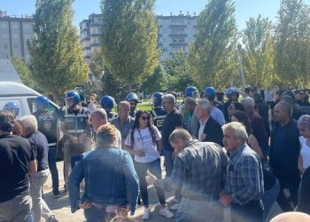 Diyarbakır’da Rojava’ya dönük saldırılar protesto ediliyor