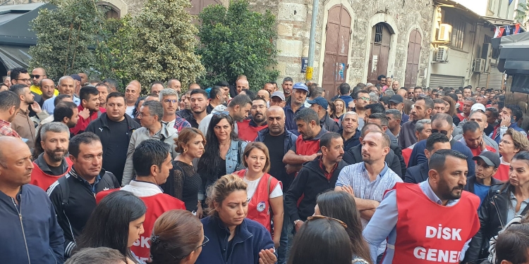 İZENERJİ’de iş bırakma eylemi İZENERJİ’de iş bırakma eylemi