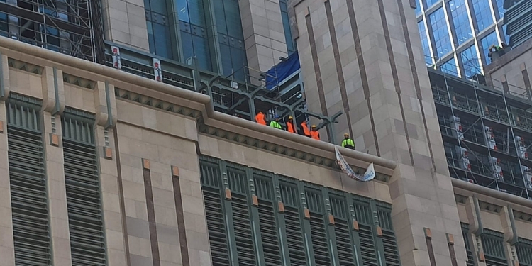 İnşaat işçileri şantiyenin 5’inci katını ‘işgal’ etti İnşaat işçileri şantiyenin 5’inci katını ‘işgal’ etti