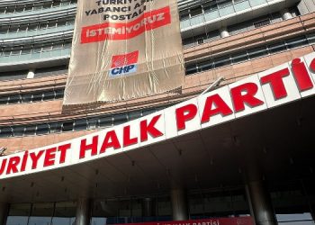 CHP Genel Merkezi’ne “Türkiye’de yabancı asker postalı istemiyoruz” afiş asıldı