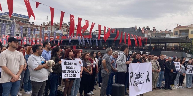 Üniversiteliler eylemde: Öğrenciler 2 hafta önce de asansörde kalmış Üniversiteliler eylemde: Öğrenciler 2 hafta önce de asansörde kalmış