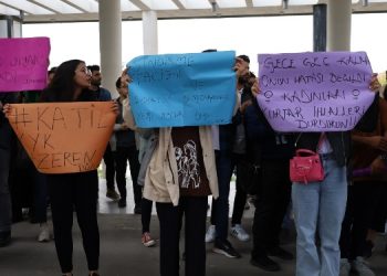 ‘Haklısınız’ diyen yetkililere öğrencilerden ‘Hak verme hesap ver’ yanıtı