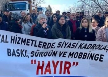 İl müdürü sağlık çalışanlarının önünü keserek hakaret etti