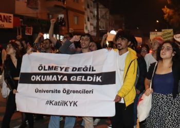 İzmir’de öğrenciler hakları için yürüdü İzmir’de öğrenciler hakları için yürüdü