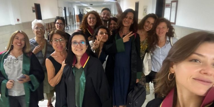 8 Mart yürüyüşünden yargılanan 40 kadın beraat etti 8 Mart yürüyüşünden yargılanan 40 kadın beraat etti