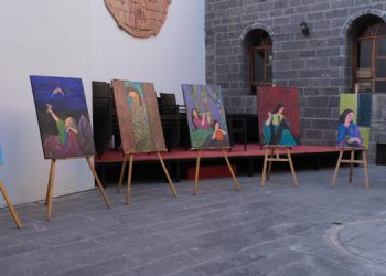 Renklerle kadını anlatan sergi Amed’te açıldı