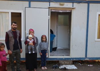 ‘İhbar’ üzerine evleri yıkılan aile konteynerde yaşam mücadelesi veriyor