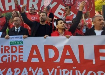 DİSK’in yürüyüşüne yüzlerce işçiden destek DİSK’in yürüyüşüne yüzlerce işçiden destek