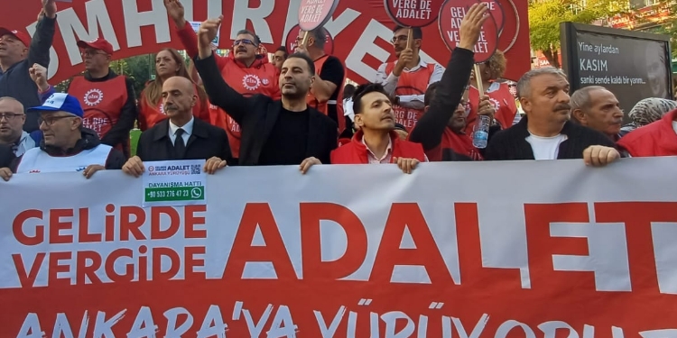 DİSK’in yürüyüşüne yüzlerce işçiden destek DİSK’in yürüyüşüne yüzlerce işçiden destek