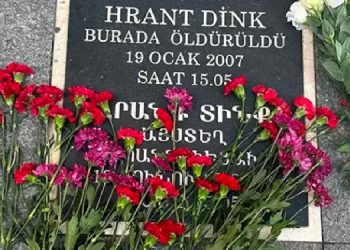 Dink’in katledildiği yere karanfil bıraktılar