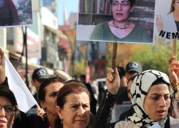 Kadınlar 25 Kasım startını zılgıtlarla verdi