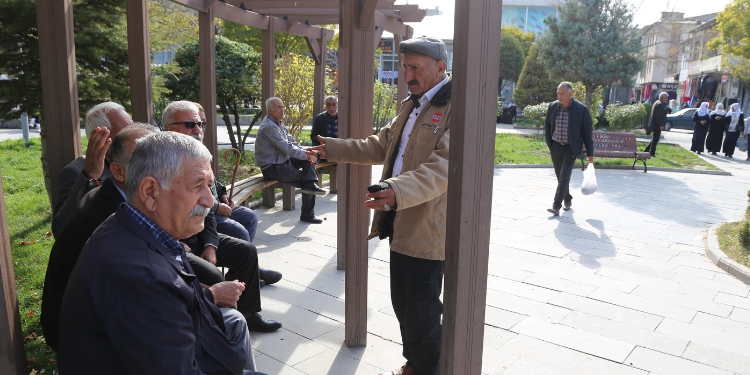 Emekliler: Ülkenin kaynakları savaşa harcanıyor Emekliler: Ülkenin kaynakları savaşa harcanıyor