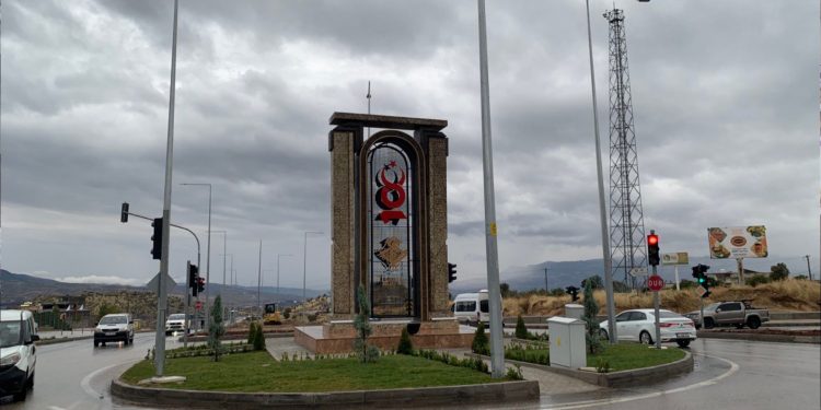 Halk su bulamazken AKP’li belediye 950 bin liraya “anıt” dikti