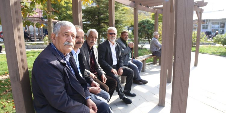 “Emekliler ölmemek için direniyor”