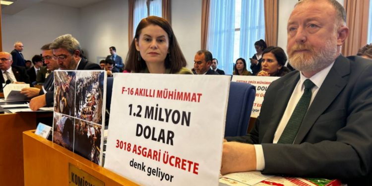 Savunma Bakanlığı’nın bütçe görüşmesinde dövizli protesto Savunma Bakanlığı’nın bütçe görüşmesinde dövizli protesto