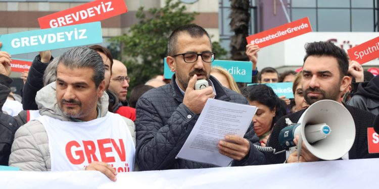 Gazetecilerin grevi 100’üncü gününde: Mücadeleyi bırakmayacağız Gazetecilerin grevi 100’üncü gününde: Mücadeleyi bırakmayacağız