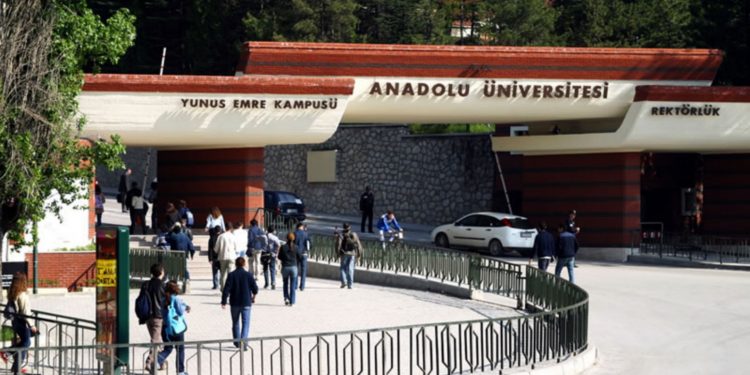 Yemekhane boykotuna katılan öğrenciler gözaltına alındı