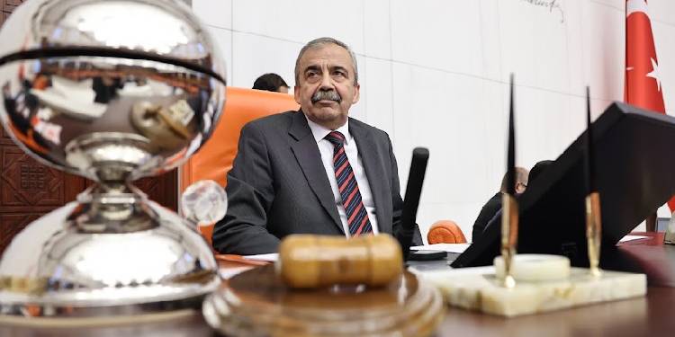 Meclis Başkanvekili Önder: Darbe girişimidir, kararı okumayacağım Meclis Başkanvekili Önder: Darbe girişimidir, kararı okumayacağım