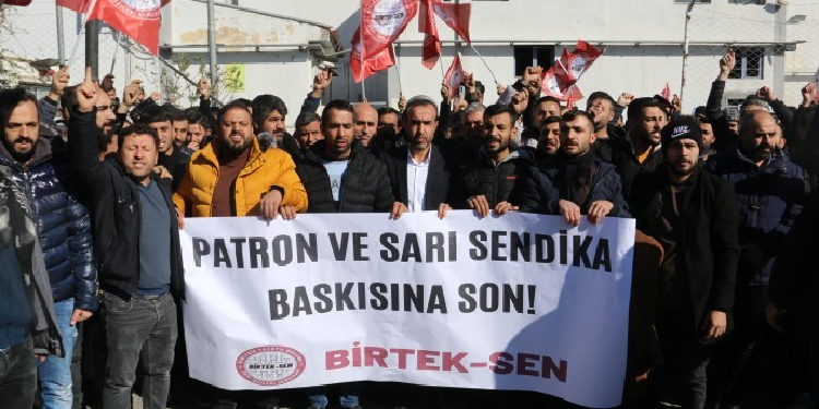 Özak Tekstil’de işçiler iş bıraktı: Birlikte direnip kazanalım Özak Tekstil’de işçiler iş bıraktı: Birlikte direnip kazanalım