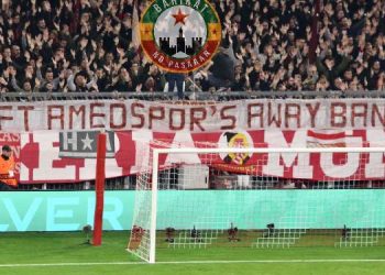 Şampiyonlar Ligi maçında ‘Amedspor’un yasaklarını kaldırın’ pankartı açıldı