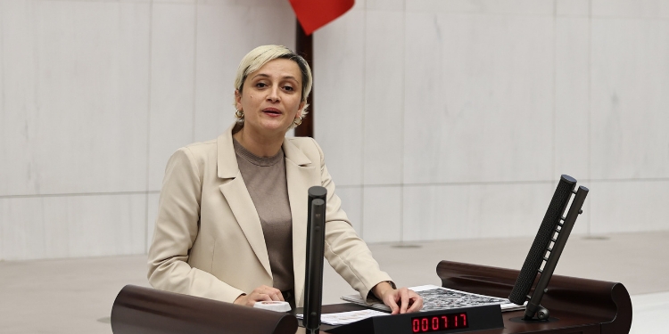 ‘Ülkenin her karış toprağı müteahhitler çetesinin eline geçiyor’ ‘Ülkenin her karış toprağı müteahhitler çetesinin eline geçiyor’