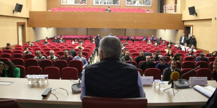 Mevsimlik tarım işçiliği tartışıldı: Sorun ve çözüm Kürt meselesiyle paralel Mevsimlik tarım işçiliği tartışıldı: Sorun ve çözüm Kürt meselesiyle paralel