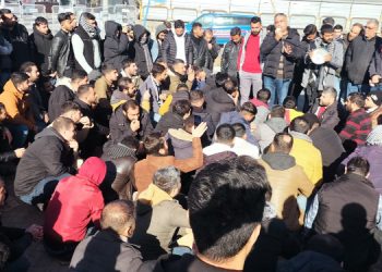 Direnişteki işçilere jandarma barikatı