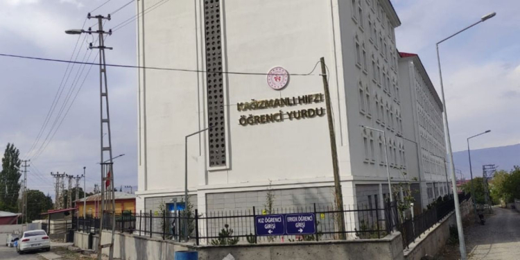 Kars’ta KYK yurdunda kalan 80 öğrenci zehirlendi Kars’ta KYK yurdunda kalan 80 öğrenci zehirlendi