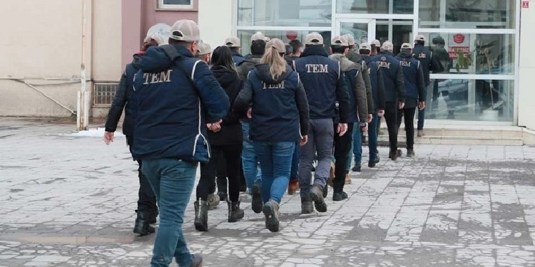 Mersin’de ev baskınları: Çok sayıda gözaltı Mersin’de ev baskınları: Çok sayıda gözaltı