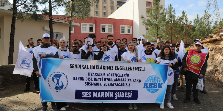 SES sendikal faaliyetlerinin engellenmek istenmesini protesto etti SES sendikal faaliyetlerinin engellenmek istenmesini protesto etti