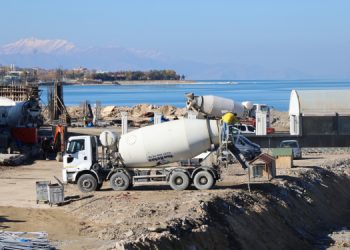 Van Gölü sahilinde imara aykırı kaçak yapı