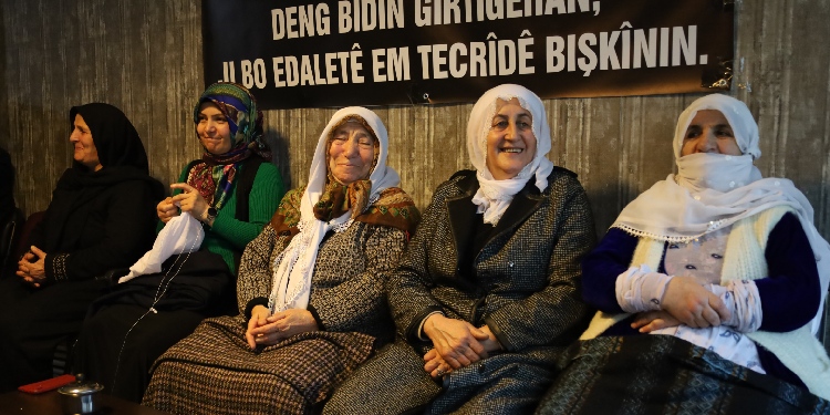 50 gündür “özgürlük” talebiyle Adalet Nöbeti’nde 50 gündür “özgürlük” talebiyle Adalet Nöbeti’nde