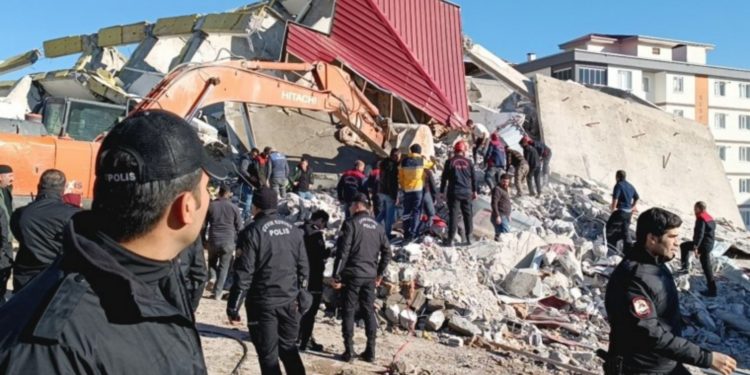 Ağır hasarlı bina iş makinesinin üzerine çöktü