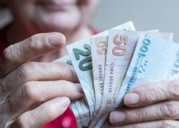 Geçinemeyen emekliler, işportacılık yapmak zorunda kalıyor