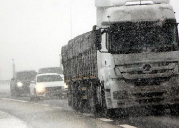 Kış lastiği uygulaması başlıyor: Fiyatlar cep yakıyor