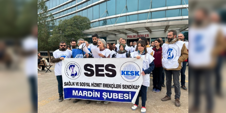 Sağlık çalışanları mobbing ve tehditleri protesto etti Sağlık çalışanları mobbing ve tehditleri protesto etti
