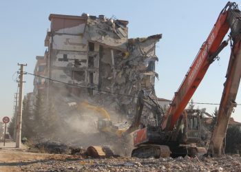 Depremzedeler bir yıldır barınma sorunu yaşıyor