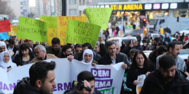 Van’da Anadil Gününe dair kitlesel yürüyüş Van’da Anadil Gününe dair kitlesel yürüyüş