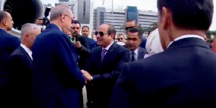 Erdoğan “katil” ve “darbeci” dediği Sisi ile yan yana Erdoğan “katil” ve “darbeci” dediği Sisi ile yan yana