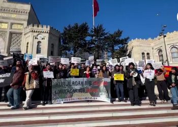 Gençlik örgütleri Beyazıt’ta depremde hayatını kaybedenleri andı